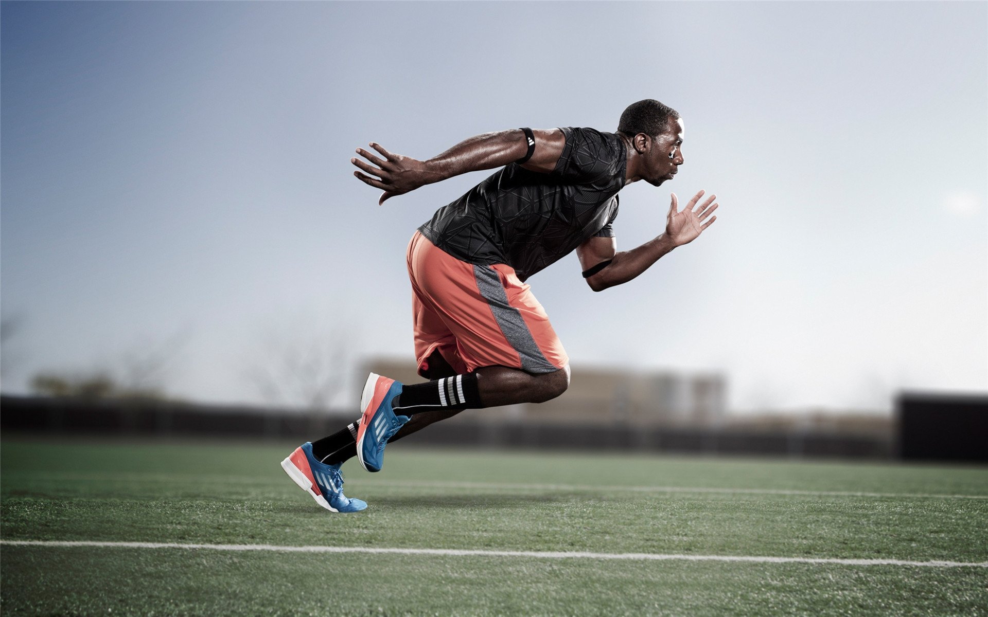 开云官方网站-巴尔：全黑队防线的坚固屏障，每次拦截都精准无误，足球巴尔