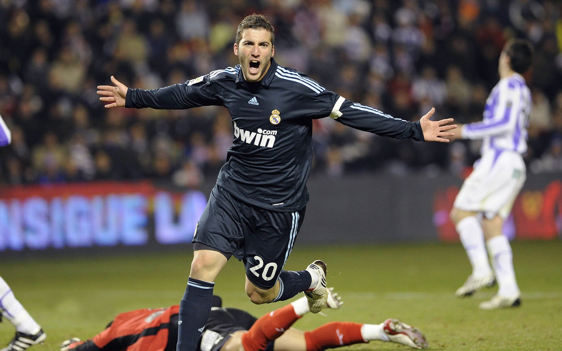 kaiyun中国官方网站-德甲高潮：攻势持续，精彩不断，德甲名场面